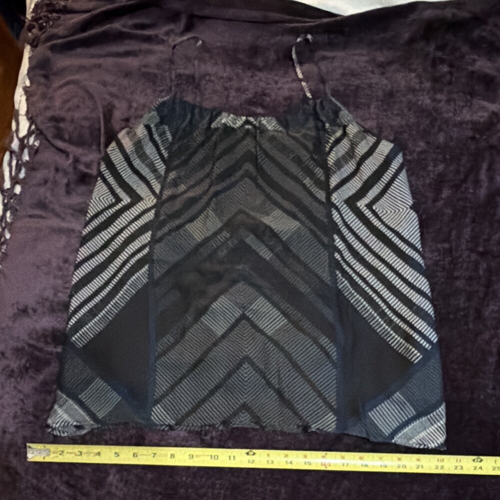 Vince Women’s Black Gray Abstract Print Blouse Top Size Large L.